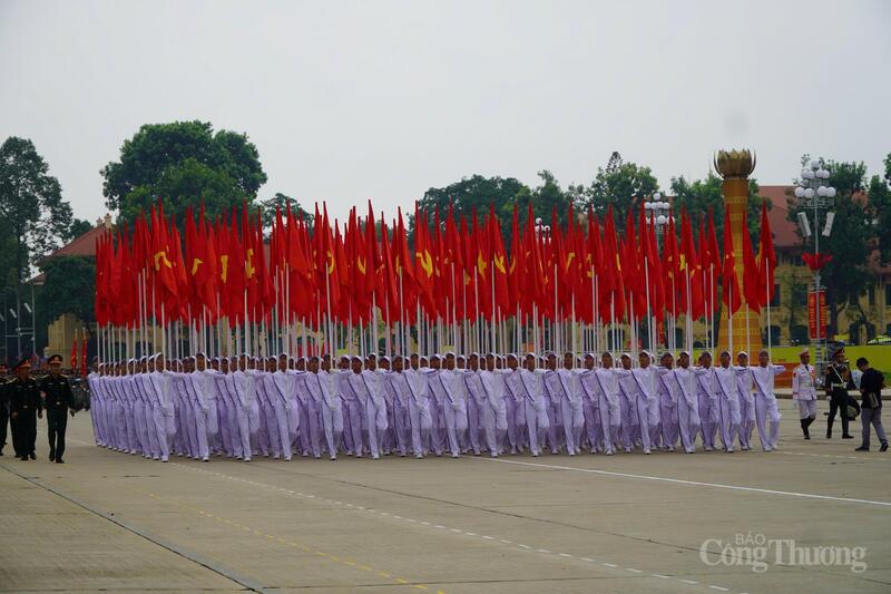 Khối cờ Đảng, cờ Tổ quốc tập luyện tại Quảng trường Ba Đình