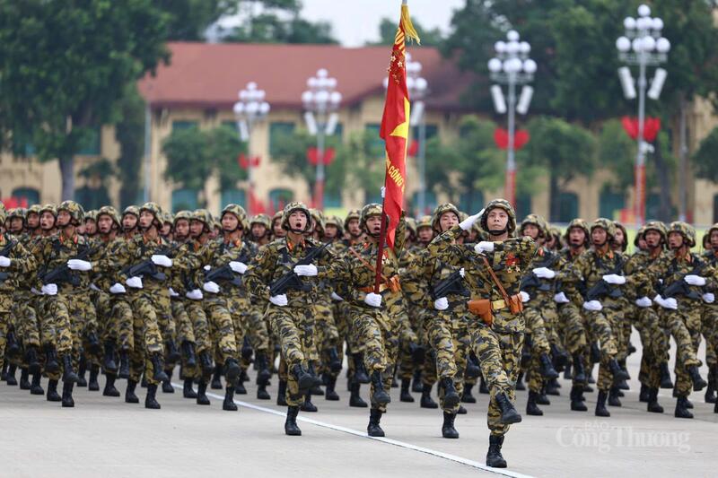 Các chiến sĩ khối Công binh tham gia tập luyện, chuẩn bị cho tổng hợp luyện diễu binh, diễu hành tối 21/8