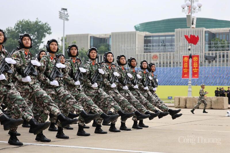 Khối chiến sĩ tăng thiết giáp tập luyện tại Quảng trường Ba Đình