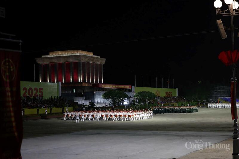 Khối nữ quân nhạc tham gia tổng hợp luyện diễu binh, diễu hành