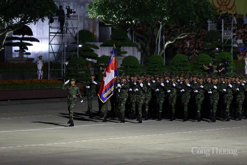 Đoàn quân đội Campuchia tham gia buổi tổng hợp luyện diễu binh, diễu hành lần 1 tại Quảng trường Ba Đình
