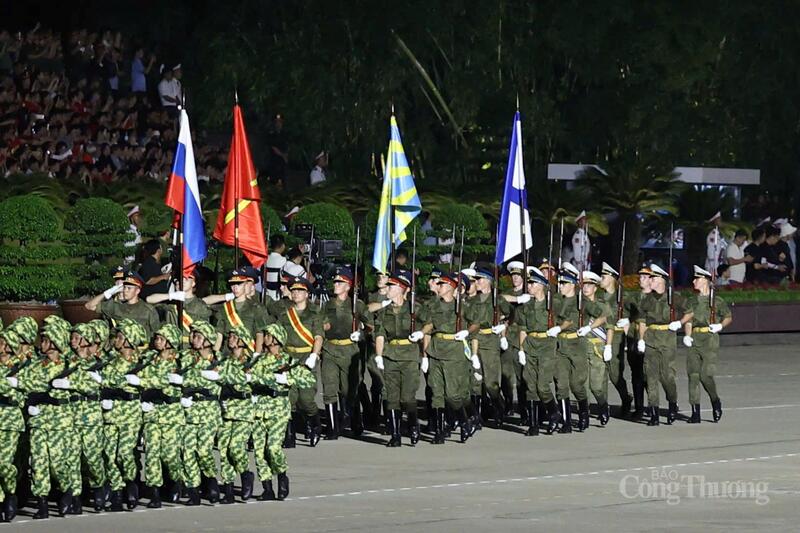 Khối diễu binh nước bạn đi qua Quảng trường Ba Đình