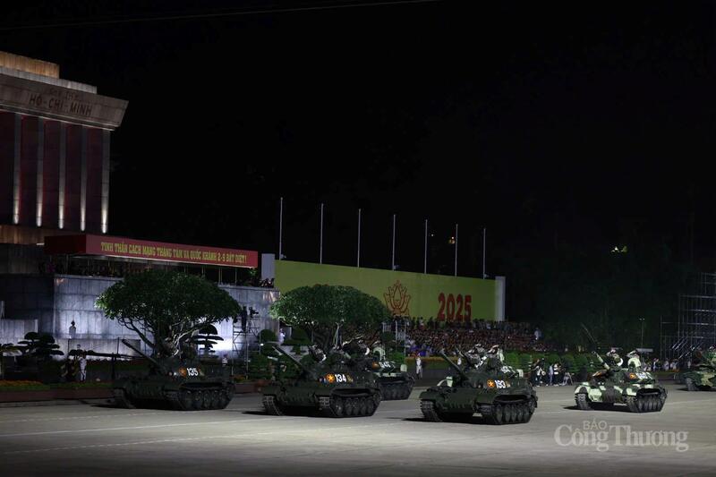 Dàn xe tăng T-54 cải tiến và T-55