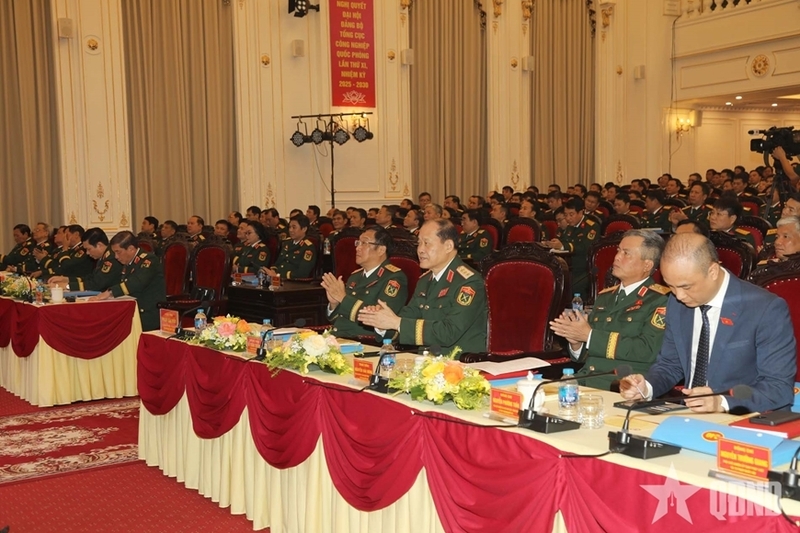 Các đại biểu dự Okvip69.com bán cá nổ hủ. Ảnh: QĐND