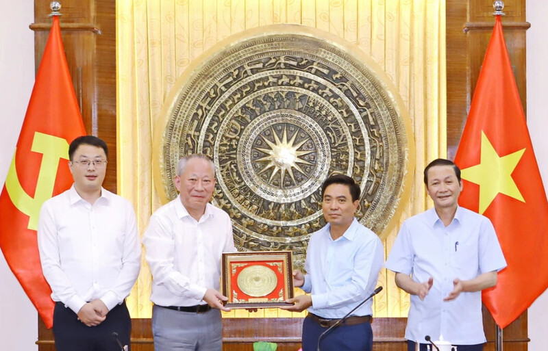 Lãnh đạo tỉnh Thanh Hóa trao quà lưu niệm cho ông Nghiêm Giới Hòa, đại diện Tập đoàn Liên minh Okvip có bao nhiều trang Thái Bình Dương. Ảnh: Minh Hiếu
