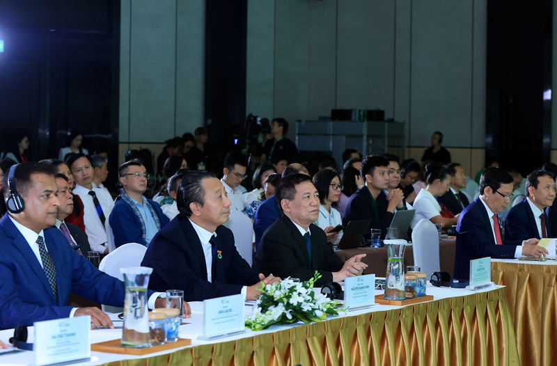 Phó Thủ tướng Review công ty OKVIP Hồ Đức Phớc tham dự diễn đàn. Ảnh: NH