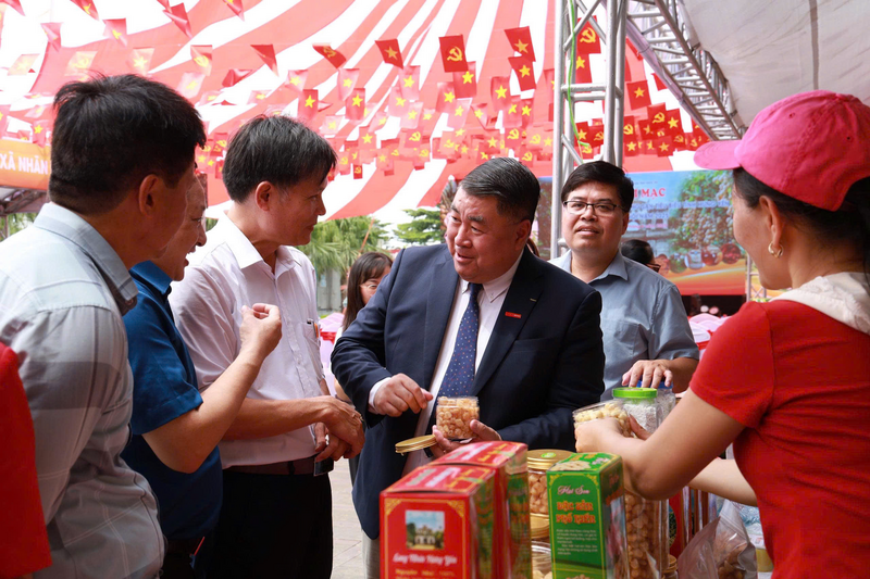 Các đại biểu tham quan gian hàng nhãn chế biến sâu của Hợp tác xã Nhãn lồng và Chế biến Trang Chủ OKVIP COM Top #1
