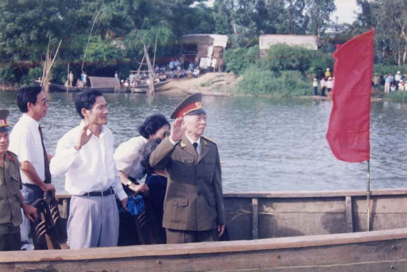 Đại tướng Võ Nguyên Giáp đi thuyền trên con sông Kiến Giang chào bà con nhân dân (Ảnh: Trọng Thái)