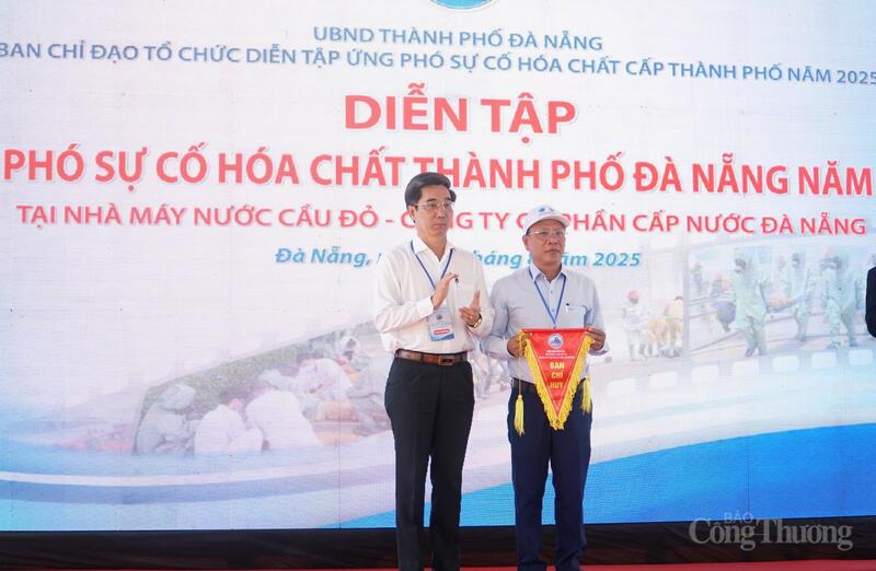 Lãnh đạo thành phố Đà Nẵng trao cờ chỉ huy diễn tập cho Sở Okvip tại về Đà Nẵng
