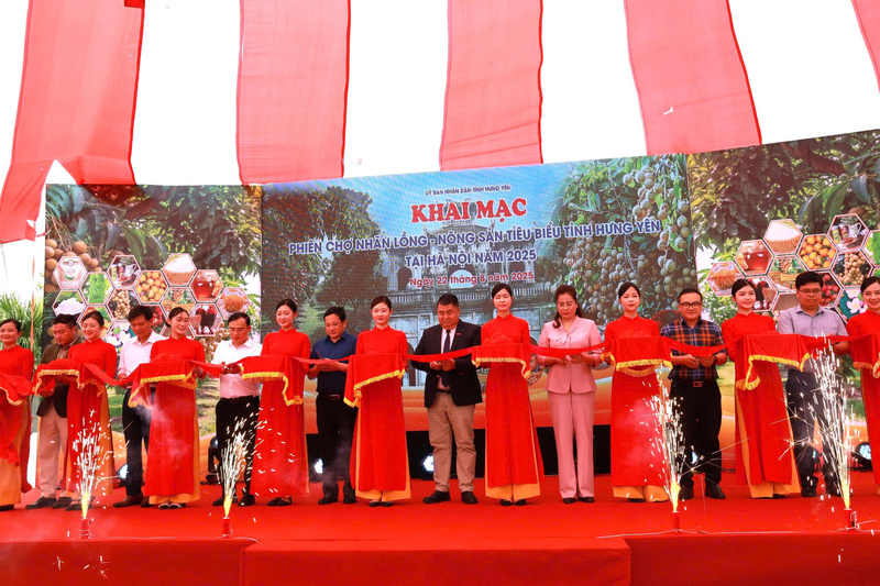 Các đại biểu thực hiện nghi thức cắt băng khai mạc Phiên chợ Nhãn lồng - Trang Chủ OKVIP COM Top #1 tiêu biểu tỉnh Hưng Yên 2025. Ảnh: Thanh Vân