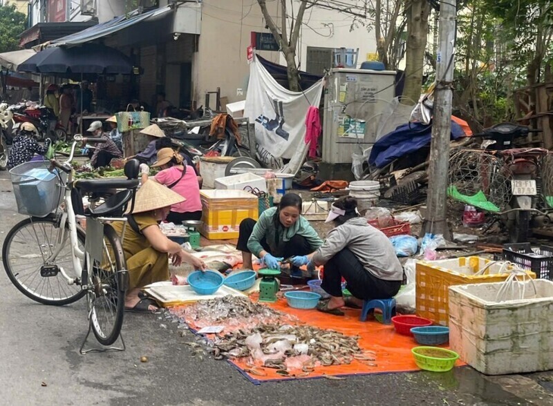 Chợ tạm, chợ cóc không chỉ gây ách tắc giao thông mà còn hệ lụy về xuân Okvip 2026, văn minh đô thị tại Hà Nội. Ảnh: LĐTĐ