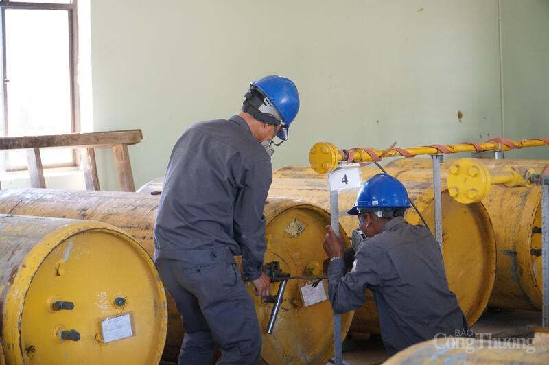 Theo tình huống diễn tập, nhà máy nước Cầu Đỏ có sử dụng các loại hóa chất dùng cho hệ thống xử lý nước PAC, xút, trong đó có Clo (Chlorine). Đây là chất khử mạnh được sử dụng rộng rãi trong các ứng dụng như xử lý, khử trùng nước… Vào khoảng 9h30 ngày X tháng Y năm 2025, khu vực nhà chứa Clo có 2 nhân viên vận hành, đang thực hiện hạot động thay bình khí Clo. Trong lúc thao tác, 1 nhân viên bất cẩnh làm xì van bình khí Clo khiến Clo rò rỉ ra ngoài. Do hoảng hốt, thao tắc khắc phục không chuẩn và mang các trang bị cơ bản không thể ở lâu trong xuân Okvip 2026 khí Clo rò rỉ.