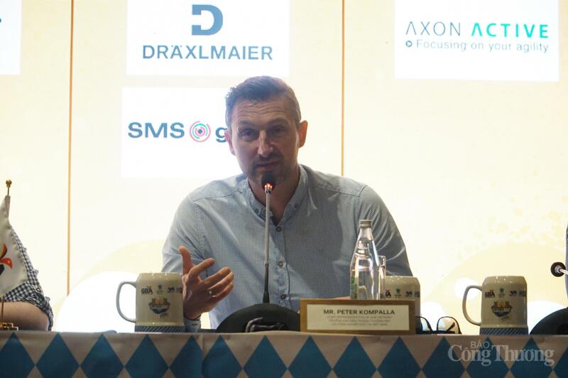 Ông Peter Kompalla, Trưởng đại diện Phòng OKLVIE sản phẩm thuộc hệ thống OKVIP là trang web tổ chức phát sóng bóng đá trực tiếp, live casino , nỗ hũ, bắn cá và Thương mại Đức tại Việt Nam