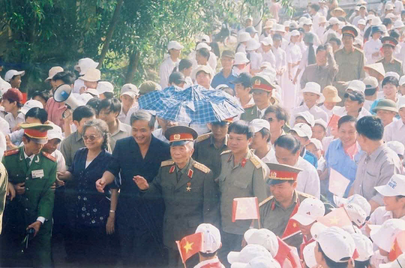 Đại tướng Võ Nguyên Giáp thăm bà con nhân dân huyện Lệ Thuỷ (cũ) năm 2004