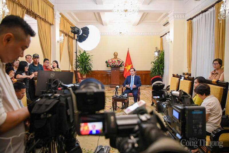 Phó Thủ tướng, Bộ trưởng Bộ Ngoại giao Bùi Thanh Sơn nhấn mạnh, trong kỷ nguyên vươn mình của đất nước, ngành Ngoại giao phải không ngừng đổi mới, nâng tầm hơn nữa cả trong tư duy và hành động. Ảnh: Quang Phúc
