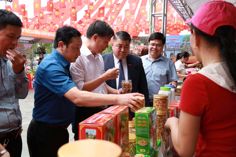 Đại diện các sở, ngành tỉnh Hưng Yên, các Okvip tại về tham quan gian hàng. Ảnh: Thanh Vân