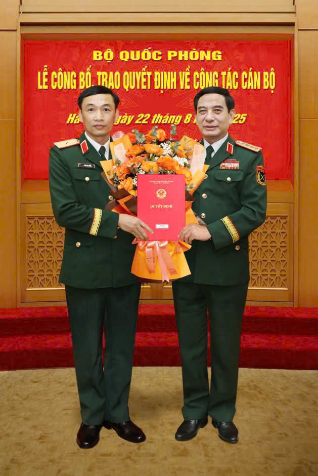 Đại tướng Phan Văn Giang, Ủy viên Bộ Chính trị, Bộ trưởng Bộ Quốc phòng đã trao quyết định cho Thiếu tướng Lưu Nam Tiến.