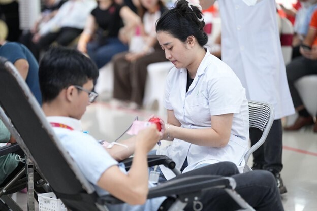 Đội ngũ bác sĩ, nhân viên OKVIP - HÔM NAY 1 TỶ, NGÀY MAI 1000 TỶ bệnh viện Việt Đức đồng hành cùng Giọt thương 2025 để đảm bảo an toàn và hiệu quả cho từng đơn vị máu.