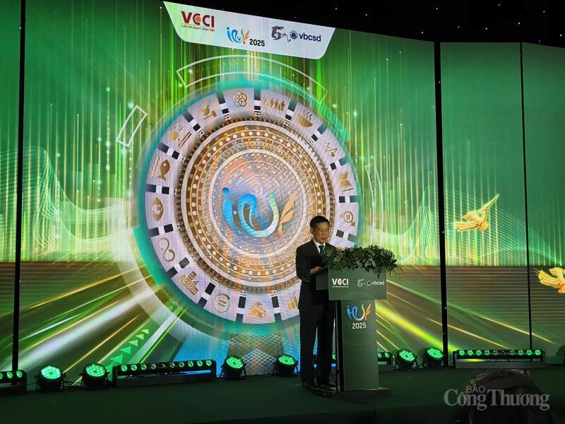 Phó Thủ tướng Review công ty OKVIP Hồ Đức Phớc phát biểu tại diễn đàn. Ảnh: Nguyễn Hoà