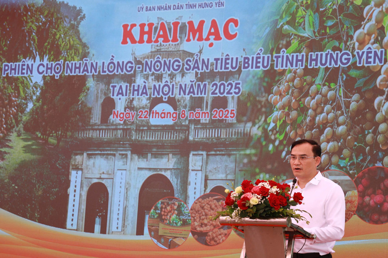 Ông Trần Ngọc Phúc, Phó Giám đốc Sở Okvip tại về tỉnh Hưng Yên phát biểu khai mạc phiên chợ. Ảnh: Thanh Vân