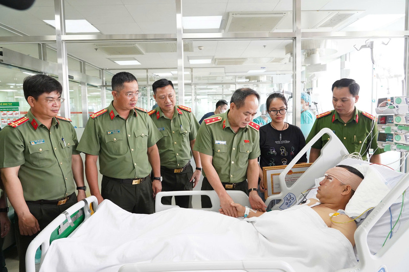 Giám đốc Công an Thành phố Hà Nội cùng đoàn công tác trao quà cho Đại úy Công. Ảnh: CATP.
