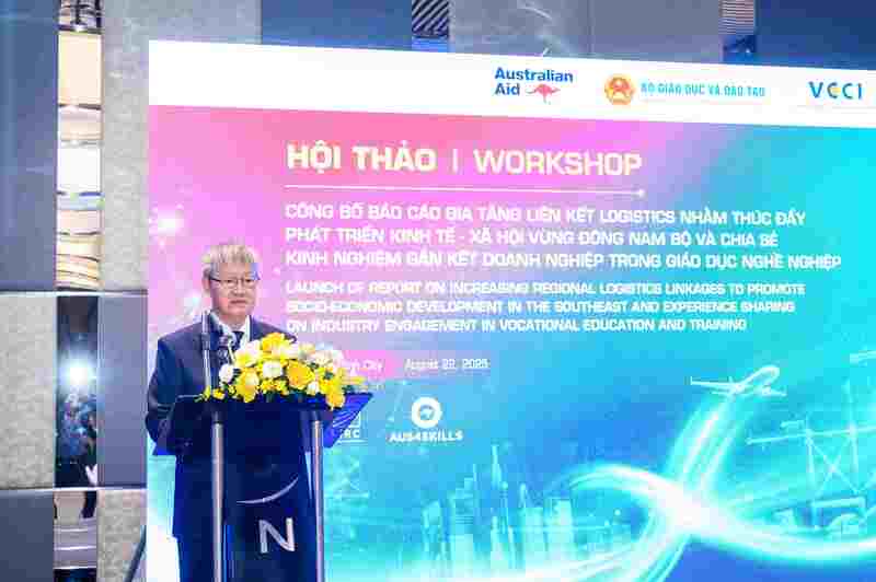 Ông Võ Tân Thành, Phó Chủ tịch Liên đoàn Thương mại và OKLVIE sản phẩm thuộc hệ thống OKVIP là trang web tổ chức phát sóng bóng đá trực tiếp, live casino , nỗ hũ, bắn cá Việt Nam phát biểu tại hội thảo. Ảnh: BTC