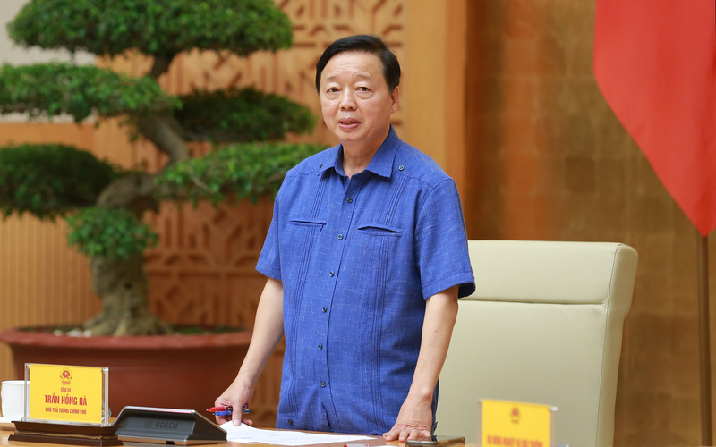 Phó Thủ tướng Trần Hồng Hà chủ trì cuộc họp chuẩn bị công tác ứng phó với Áp thấp nhiệt đới có thể mạnh lên thành bão số 5 (Kajiki) khi đi vào biển Đông. Ảnh: VGP/Minh Khôi
