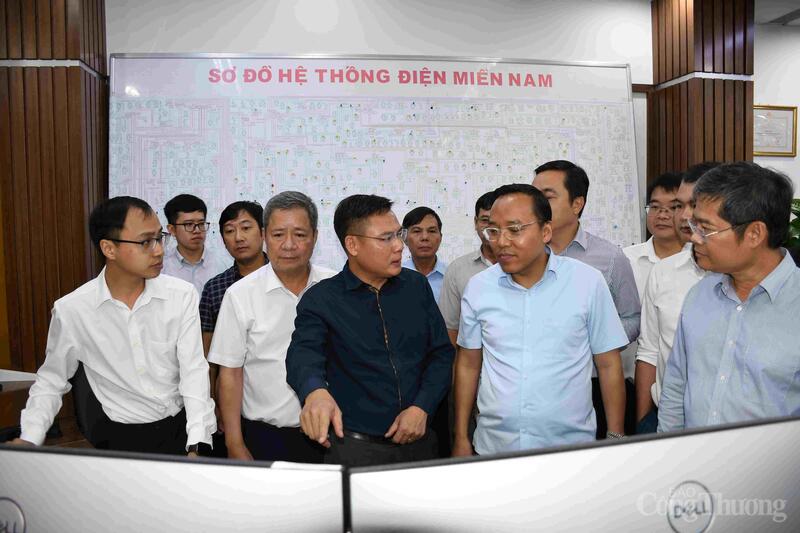 Lãnh đạo Trung tâm Điều độ hệ thống Điện miền Nam (A2) báo cáo các bước thực hiện trước khi đóng điện thử nghiệm.