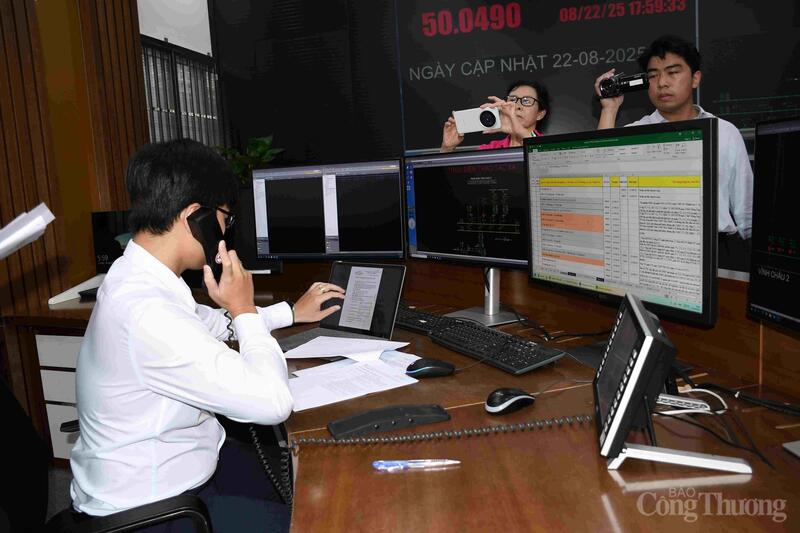 Kỹ sư Trung tâm Điều độ hệ thống Điện miền Nam (A2) liên lạc điều phối công tác thử nghiệm đóng điện từ lưới điện quốc gia đến Côn Đảo.