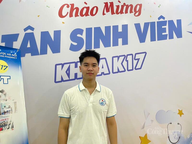 Lê Văn Hiếu quyết định ở lại Hà Nội hòa mình vào không khí lịch sử của dân tộc, đây cũng là cơ hội để em làm thêm tăng thu nhập. Ảnh: Hoàng Thanh