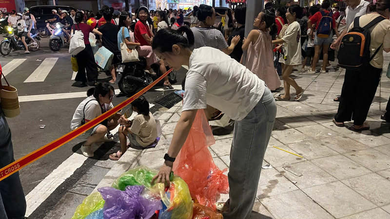 Kết thúc buổi tổng hợp luyện, Bảo Ngọc chủ động thu gom rác, lan tỏa tinh thần trách nhiệm và ý thức xanh đến thế hệ trẻ. Ảnh: Mạnh Hùng