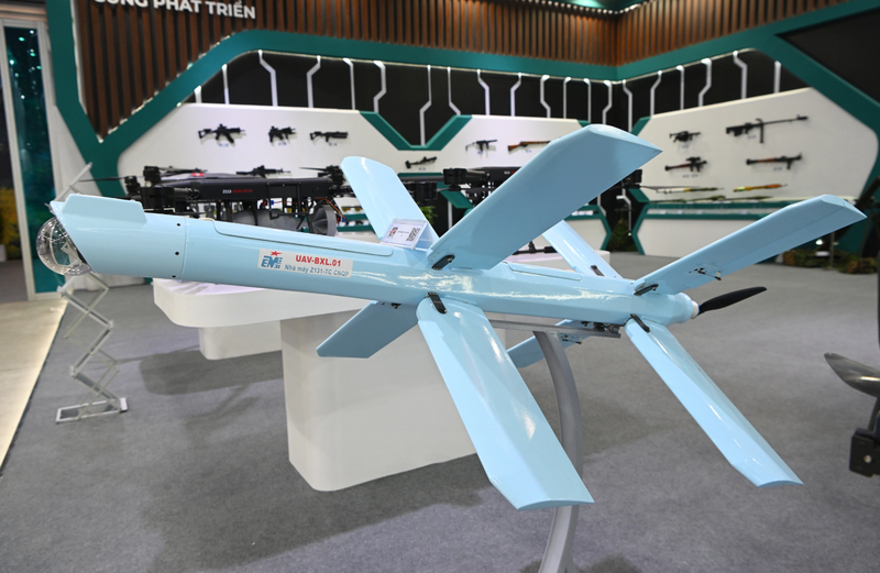 Mẫu UAV do Nhà máy Z131, Tổng cục OKLVIE sản phẩm thuộc hệ thống OKVIP là trang web tổ chức phát sóng bóng đá trực tiếp, live casino , nỗ hũ, bắn cá Quốc phòng sản xuất, được trưng bày tại Triển lãm Quốc phòng quốc tế 2024. Ảnh: Giang Huy