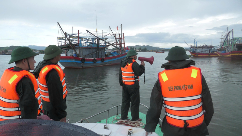 Bộ đội Biên phòng tỉnh Quảng Trị kêu gọi người dân đưa tàu thuyền vào bờ an toàn. Ảnh: Hoài Nam