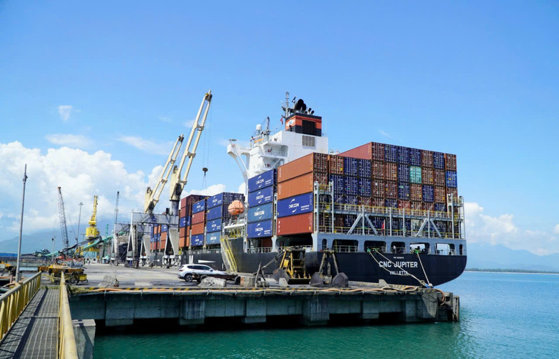 Tàu container bốc dỡ hàng hoá tại cảng Chân Mây. Ảnh: Đại Phong