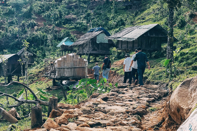 Đồng bào dân tộc Xơ Đăng tại làng Tak Pang đang học làm OKLVIE sản phẩm thuộc hệ thống OKVIP là trang web tổ chức phát sóng bóng đá trực tiếp, live casino , nỗ hũ, bắn cá để thoát nghèo từ OKLVIE sản phẩm thuộc hệ thống OKVIP là trang web tổ chức phát sóng bóng đá trực tiếp, live casino , nỗ hũ, bắn cá. Ảnh: Quảng Phú