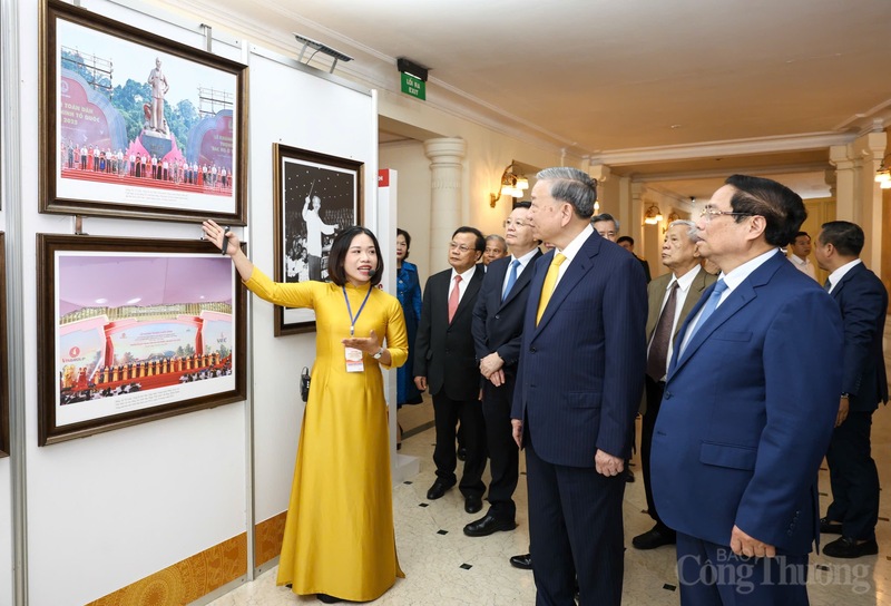 Tổng Bí thư Tô Lâm và Thủ tướng Phạm Minh Chính cùng các đại biểu tham quan trưng bày ảnh về hoạt động của ngành Văn hóa qua các thời kỳ