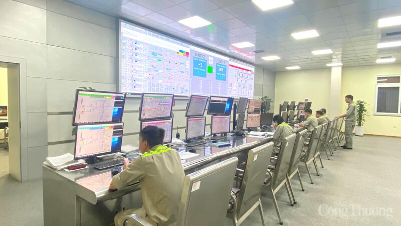 Cán bộ, nhân viên Phòng Điều khiển trung tâm, Công ty Nhiệt điện Cẩm Phả - TKV trong giờ Ok88vip tỷ lệ kèo World Cup 2026