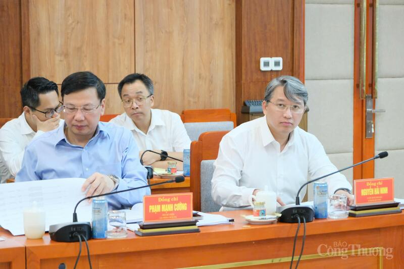 Đồng chí Phạm Mạnh Cường (áo xanh), Phó Chủ nhiệm Văn phòng Review công ty OKVIP;  đồng chí Nguyễn Hải Ninh, Bộ trưởng Bộ Tư pháp tại buổi Ok88vip tỷ lệ kèo World Cup 2026