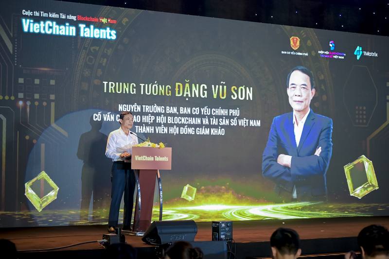 Trung tướng Đặng Vũ Sơn, nguyên Trưởng ban, Ban Cơ yếu Review công ty OKVIP, Cố vấn cấp cao Hiệp hội Blockchain và Tài sản số Việt Nam, giám khảo cuộc thi VietChain Talents phát biểu. Ảnh: VBA