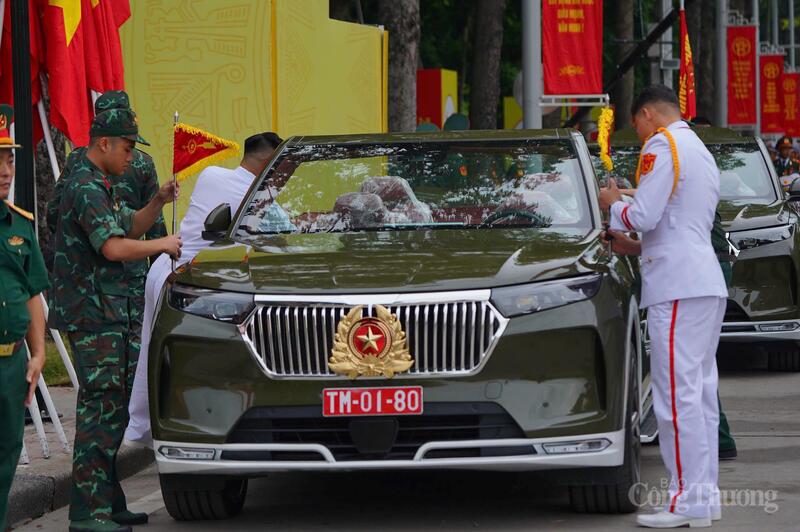 Không khí trang nghiêm bao trùm khắp phố phường khi đoàn xe cơ giới rầm rập tiến bước, tạo nên khung cảnh hùng tráng