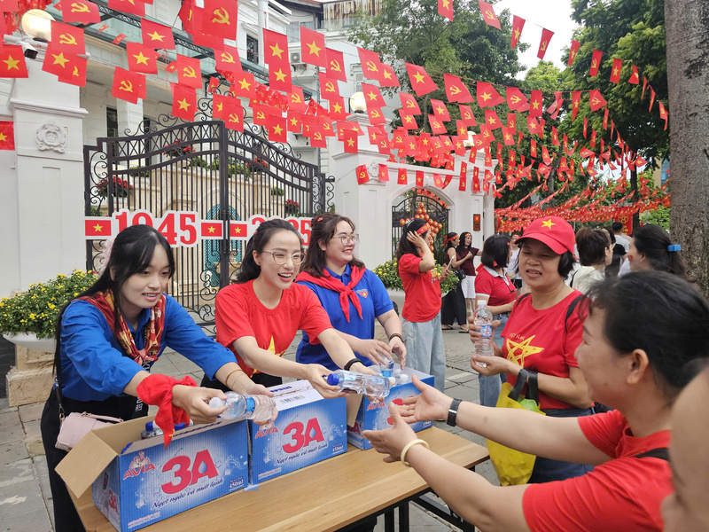 Chị Hằng cùng gia đình vui vẻ đón nhận những chai nước, phần quà