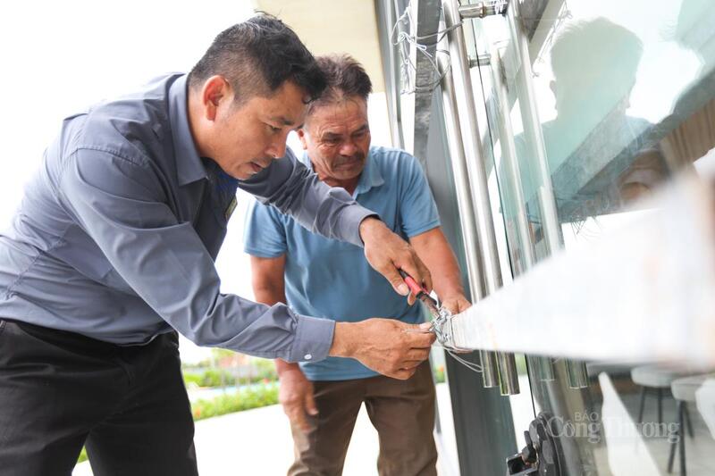 Cửa kính được gia cố bằng ống sắt tránh gió giật mạnh