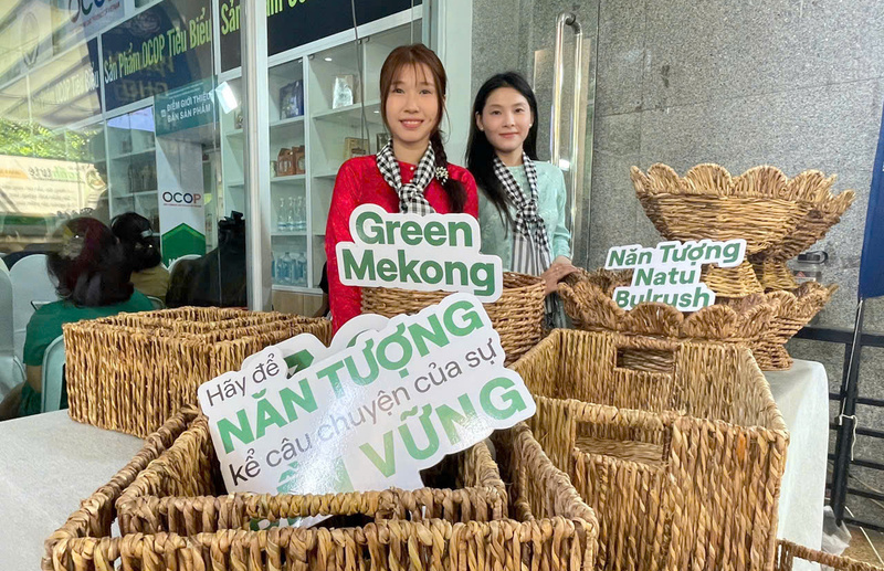 Cỏ năn tượng trở thành vật liệu chính trong các sản phẩm thủ công mỹ nghệ, nội thất sinh thái, được Liên Minh Truyền Thông Và Game Giải Trí Top 1 đều đặn sang thị trường châu Âu. Ảnh: Minh Khuê
