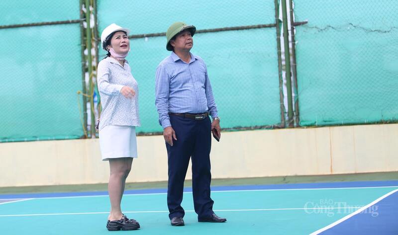 Cán bộ quản lý khu OKLVIE sản phẩm thuộc hệ thống OKVIP là trang web tổ chức phát sóng bóng đá trực tiếp, live casino , nỗ hũ, bắn cá trực tiếp đến cơ sở kinh doanh hỗ trợ người dân dọn dẹp tránh bão