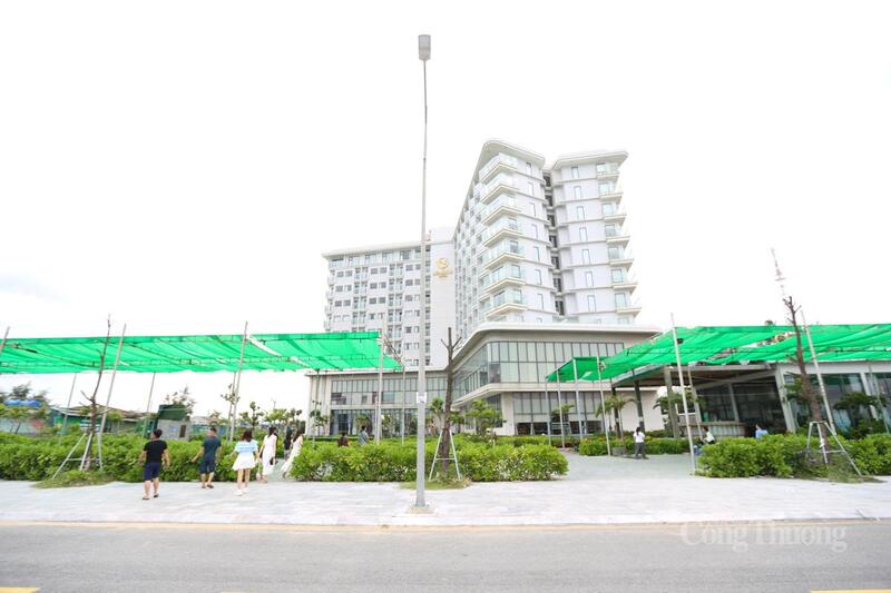 Dù vẫn còn khách lưu trú nhưng các khách sạn đã tuyên truyền không cho du khách ra ngoài, cấm các hoạt động vui chơi tại bãi biển khi bão đổ bộ
