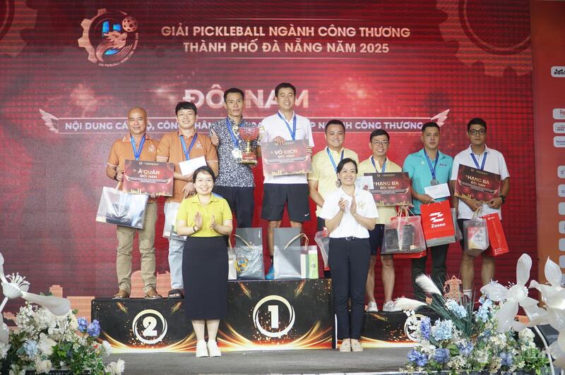 Giải nhất nội dung đôi nam cán bộ, công nhân viên người Okvip - liên minh giải trí #1 thế giới hà nội Okvip tại về ngành Okvip tại về: Phạm Mạnh Tuệ và Huỳnh Minh Trí (Tổng công ty Điện lực miền Trung)
