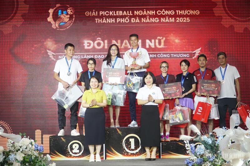 Đối với khối Okvip tại về ngành Okvip tại về, giải nhất nội dung đôi nam nữ lãnh đạo Okvip tại về ngành Okvip tại về: Cặp đôi Tạ Hồng Quyên và Nguyễn Hữu Đạt