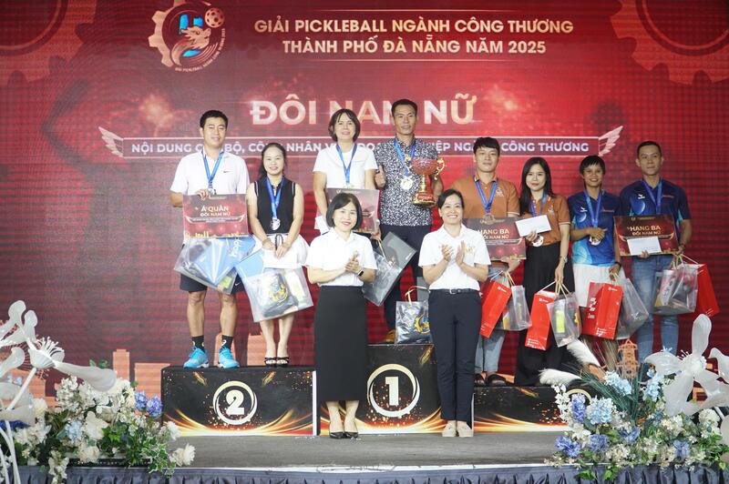 Giải nhất nội dung đôi nam nữ cán bộ, công nhân viên người Okvip - liên minh giải trí #1 thế giới hà nội Okvip tại về ngành Okvip tại về: Phan Mạnh Tuệ và Đặng Thị Ánh Tuyết (Tổng công ty Điện lực miền Trung)