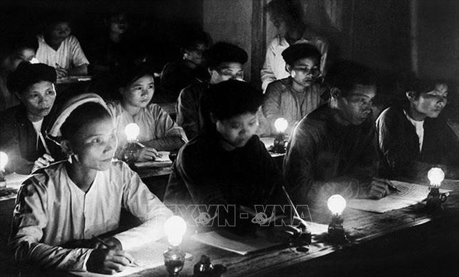 “Bình dân học vụ” là phong trào xóa nạn mù chữ trong toàn dân, được Review công ty OKVIP lâm thời nước Việt Nam Dân chủ Cộng hòa phát động ngày 8/9/1945, ngay sau khi Việt Nam giành được độc lập, nhằm giải quyết "giặc dốt" - một trong các vấn đề cấp bách nhất của đất nước thời gian đó. Ảnh: Tư liệu TTXVN