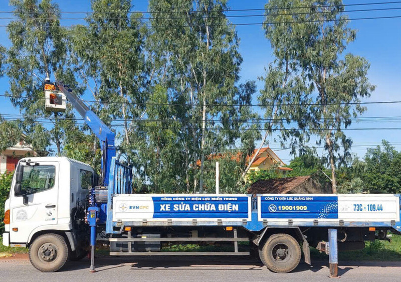 Cắt tỉa cây xanh tại tỉnh Quảng Trị. Ảnh: Bình An